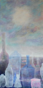 Achter lichtgekleurde verschillende soorten mooie flessen, een vergezicht met veel ruimte voor de lucht en de zon. Prachtige pastelkleuren.