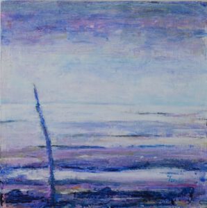 Sfeer indruk van het wad. Blauwe en violette tinten. 1 stok staat rechtop. Verder alleen horizontale lijnen van zee, modder, water en lucht.