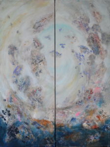 De 2 doeken vormen samen een ronde werveling van lucht en blaadjes tegen een lichtblauwe lucht. Het is een feest van kleur, je ziet blauwe, rose en rode accenten De onderkant is donkerblauw.