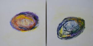 2 paneeltjes van 20x20cm. Allebei een gekleurd ovaal, 1 iets lichter, oranje en paars, de ander iets donkerder met donkerblauw en paars. Beide zwevend in het midden van het paneeltje. Ze horen echt bij elkaar.