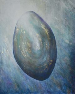 Zwevende kei, lijkt licht te geven van binnen. Kleuren overwegend blauw, maar dichterbij nog veel meer.