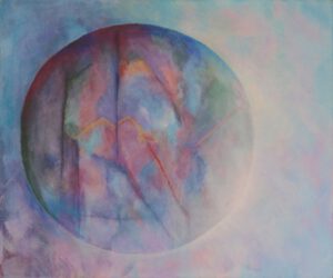 Pastelklerige bol op pastelkleurige achtergrond. In de bol is een vorm van 2 piramides of bergen te zien.