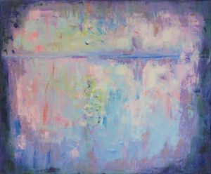 Stilstaand water van een meertje waarin de wolken en struiken zich spiegelen. Pastelkleurig, lichtblauw, oranje, violet, groen in het midden.